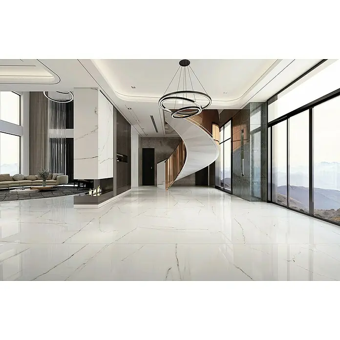 Feinsteinzeugfliese Statuario - 100 x 100 cm, Weiß/Grau, Glänzend - Elegantes Interieur mit weißem Marmorboden, Wendeltreppe und moderner Beleuchtung, das luxuriöses Wohnen ausstrahlt.