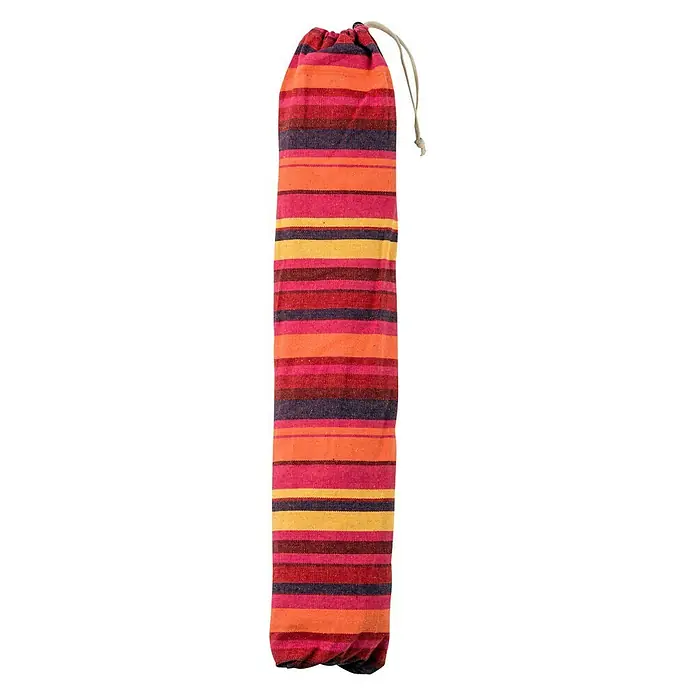 Amazonas Stabhängematte Tonga Vulcano - L x B: 310 x 100 cm, Rot/Orange/Gelb - Aufnahme eines farbenfrohen gestreiften Bezugs mit Kordelzug, ideal zum stilvollen und sicheren Verstauen von Gegenständen.