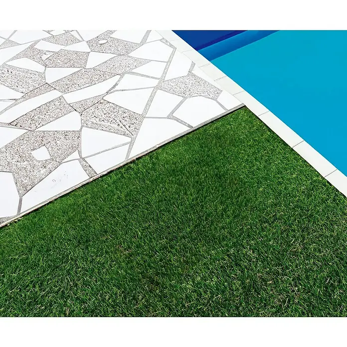 Césped artificial New Bolivia - 5 x 2 m, Altura del pelo: 20 mm, 25.200 puntadas/m² - Vista superior de un diseño exterior moderno con piscina, césped y un elegante patrón de baldosas rotas.