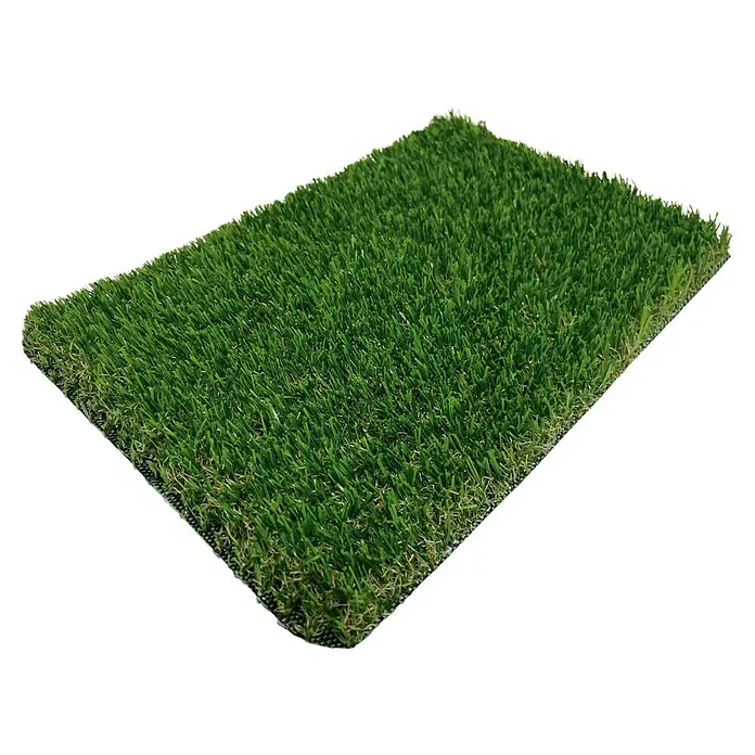 Césped artificial New Bolivia - 5 x 2 m, Altura del pelo: 20 mm, 25.200 puntadas/m² - Primer plano de un trozo de césped artificial que destaca su textura densa y verde y su aspecto realista. Perfecto para paisajismo de bajo mantenimiento.