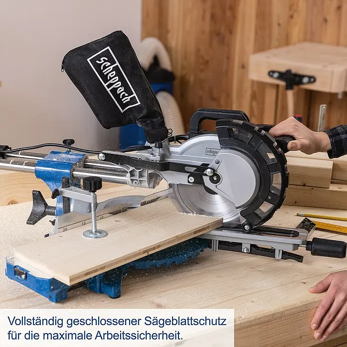 Scheppach Kappzugsäge HM216 - Durchmesser Sägeblatt: 216 mm, Leerlaufdrehzahl: 4.700 U/min, 2. Sägeblatt - Scheppach Kappsäge im Einsatz. Vollständig geschlossener Sägeblattschutz für maximale Sicherheit beim Holzzuschnitt.
