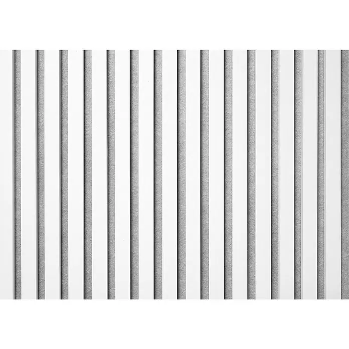FibroTech Akustikpaneel Unika 25 - White Platinum, 2.440 x 600 x 22 mm - Nahaufnahme einer Wand mit weißen Holzpaneelen und grauen Betonstreifen, die ein modernes und stilvolles Design erzeugen.