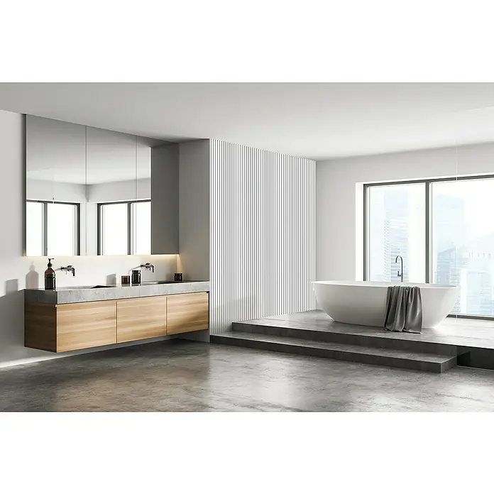 FibroTech Akustikpaneel Unika 25 - White Platinum, 2.440 x 600 x 22 mm - Modernes Badezimmer mit Waschtischunterschrank aus Holz und freistehender Badewanne unter einem grossen Fenster.