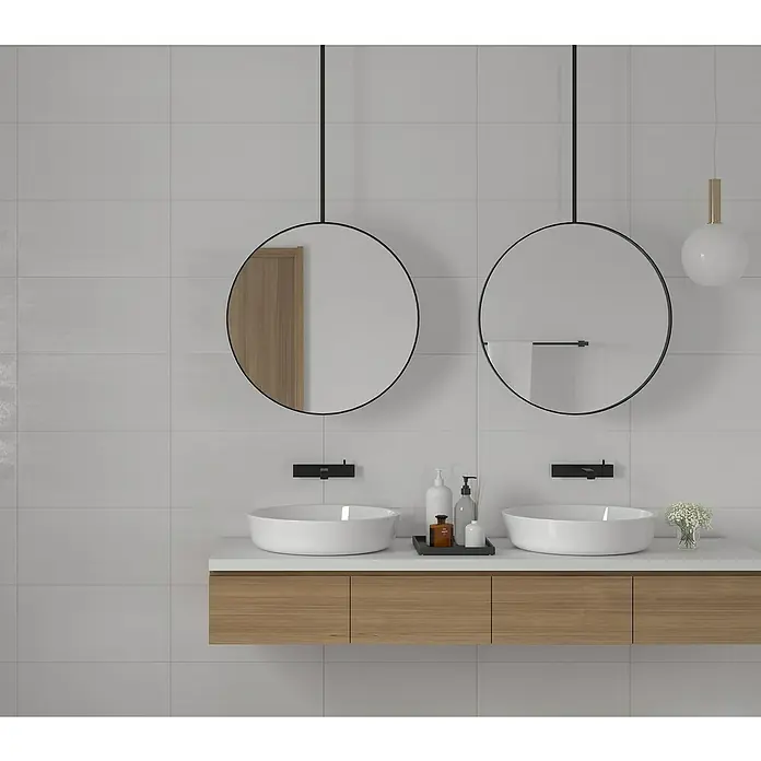 Wandfliese Metallic Lüster - 30 x 60 cm, Weiß, Matt - Helles Badezimmer mit Doppelwaschbecken. Die runden Spiegel und die moderne Einrichtung verleihen dem Raum eine elegante Note.