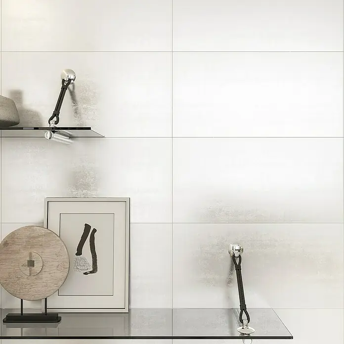 Wandfliese Metallic Lüster - 30 x 60 cm, Weiß, Matt - Helles, modernes Badezimmer mit weißen Fliesen und minimalistischer Deko auf Glasregalen, die eine ruhige Atmosphäre schaffen.