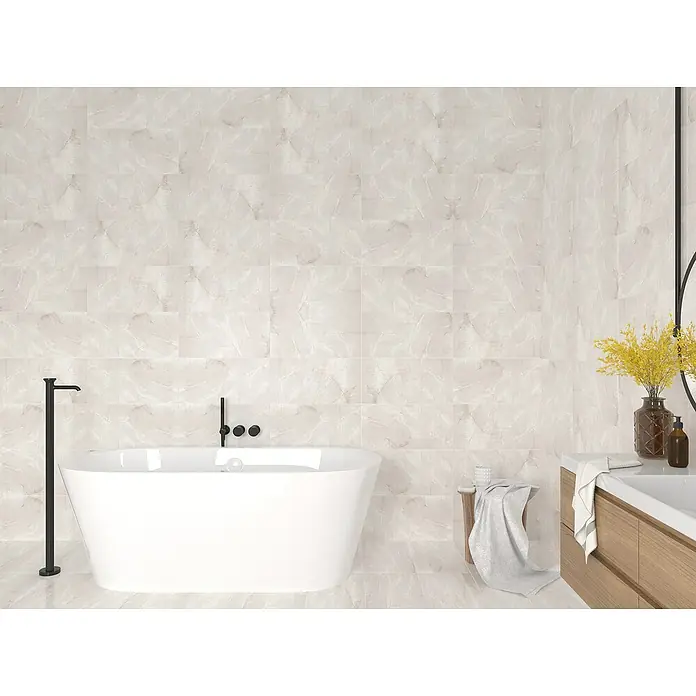 Wandfliese Trentino - 30 x 60 cm, Grau/Weiß, Glänzend - Ein elegantes Badezimmer mit freistehender Badewanne, Marmorfliesen und stilvollen Armaturen für ein luxuriöses Ambiente.