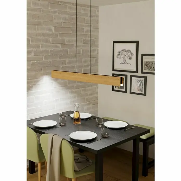 Eglo LED-Pendelleuchte Anchorena-Z - L x B x H: 1.230 x 55 x 1.100 mm, Kaltweiß, 2.700 K - 6.500 K, Dimmbar - Eine moderne, rechteckige Holzpendelleuchte über einem Esstisch mit Geschirr, die warmes Licht spendet. Elegantes Design für stilvolle Beleuchtung.