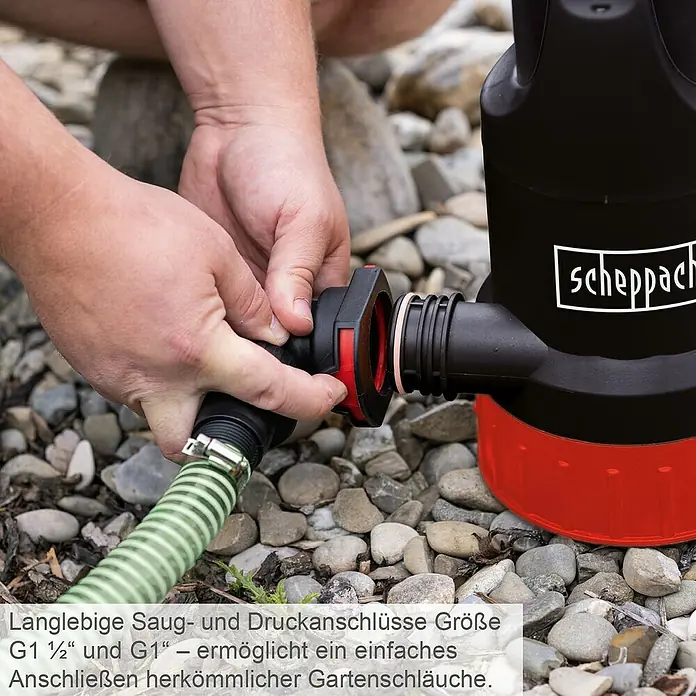 Scheppach Schmutzwasserpumpe DWP750 - Max. Fördermenge: 20.000 l/h - Nahaufnahme einer Scheppach-Pumpe, die an einen Gartenschlauch angeschlossen wird und vielseitige Anschlussmöglichkeiten bietet.