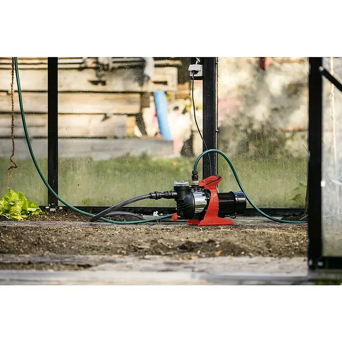 Scheppach Gartenpumpe GP1400JET - 1.300 W, Max. Fördermenge: 6.000 l/h - Aufnahme einer Bewässerungspumpe im Gewächshaus mit angeschlossenen Schläuchen, bereit für die Gartenarbeit.\n