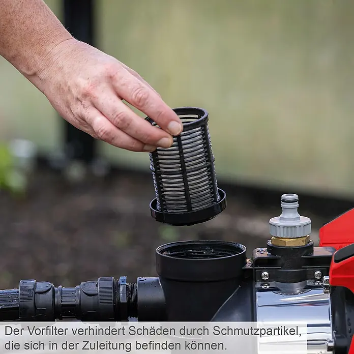 Scheppach Gartenpumpe GP1400JET - 1.300 W, Max. Fördermenge: 6.000 l/h - Nahaufnahme eines Vorfilters, der über ein schwarzes Gehäuse gehalten wird, mit dem dazugehörigen Text.