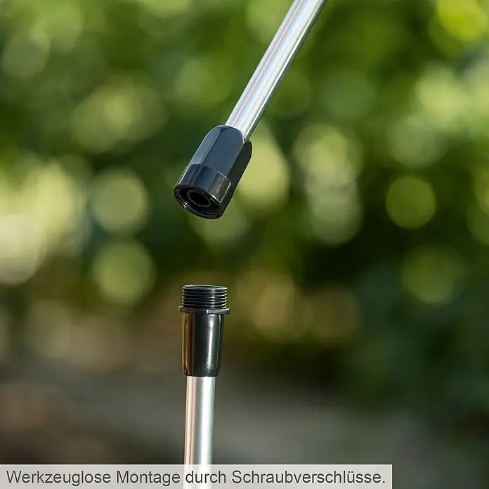 Scheppach Regenfasspumpe RBP350 - 350 W, Max. Fördermenge: 5.500 l/h - Das Bild zeigt einen silbernen Stab, der an einem schwarzen Schraubverschluss befestigt ist.