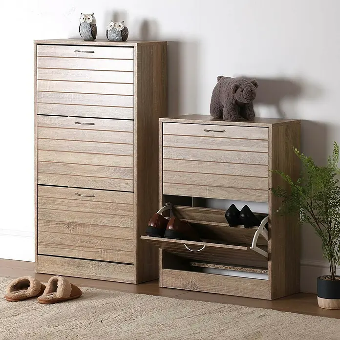 Versa Tope de puerta Oso - L x An x Al: 29 x 12 x 18 cm, Gris - Dos zapateros de madera, uno con tres compartimentos y otro con dos, complementados con decoraciones encima y zapatos.