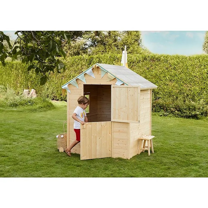 Soulet Spielhaus Garance - L x B x H: 141 x 127 x 162 cm, Holz - Kinderspielhaus aus Holz im Garten mit Dekoration und kleinem Hocker.