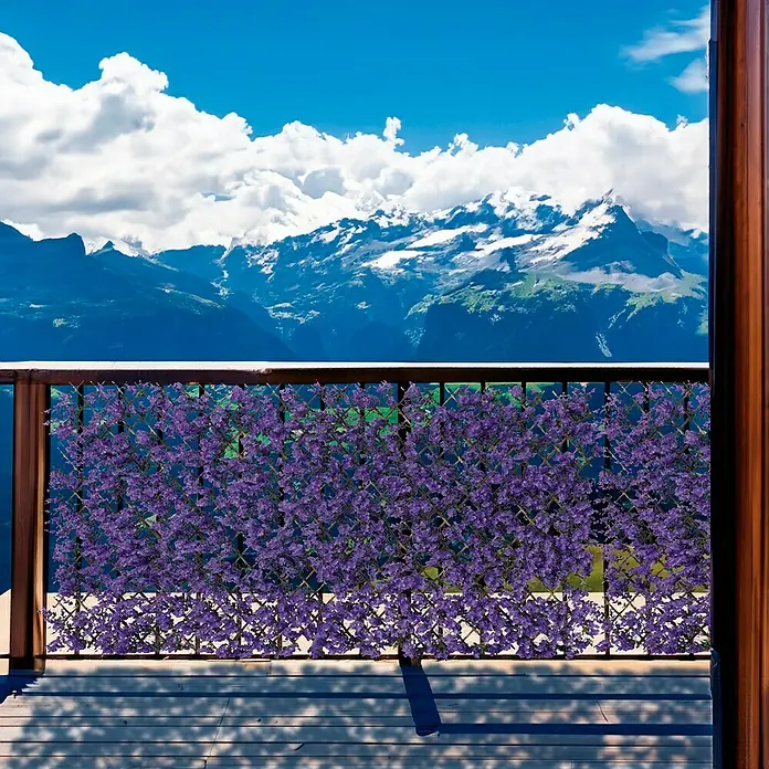 Celosía extensible Mimbre - An x Al: 2 x 1 m, Lila - Vista del balcón con pantalla de privacidad floreada de color púrpura frente a un panorama de montaña y cielo azul.
