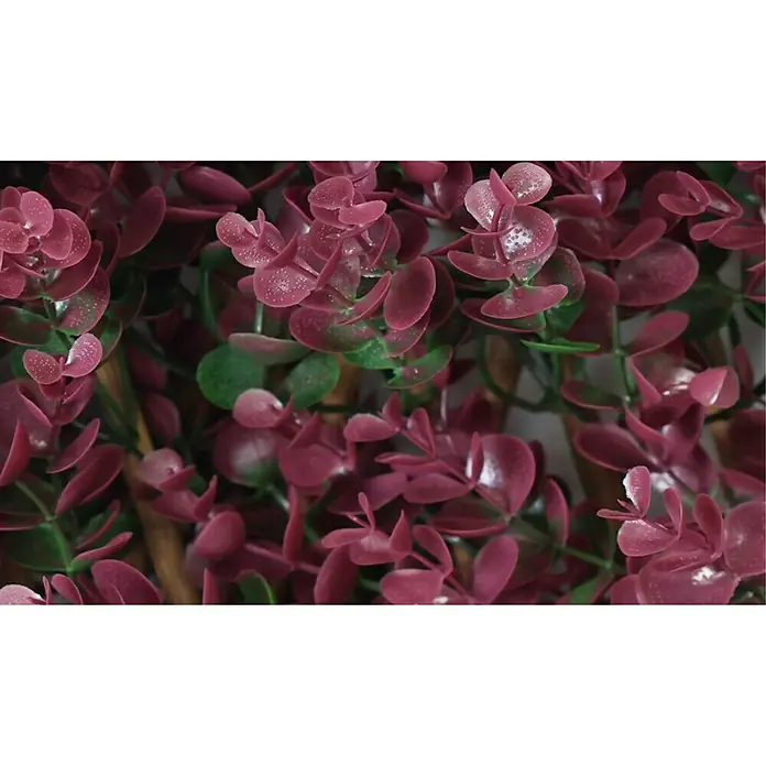 Celosía extensible Mimbre - An x Al: 2 x 1 m, Malva - Primer plano de una planta de eucalipto artificial con hojas rojas y verdes, que ofrece una decoración vibrante y duradera.