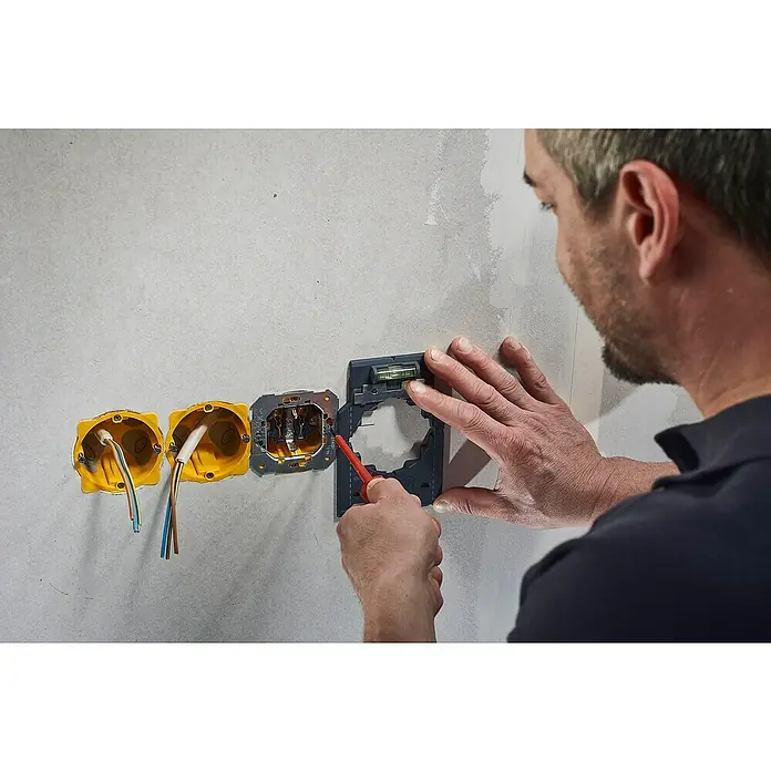 Wolfcraft Kit de accesorios - 3 pzs., Específico para: Cajas de enchufes en pared hueca - Electricista monta una caja de dispositivo con un nivel de burbuja integrado en una pared con cables eléctricos e insertos de enchufe existentes.