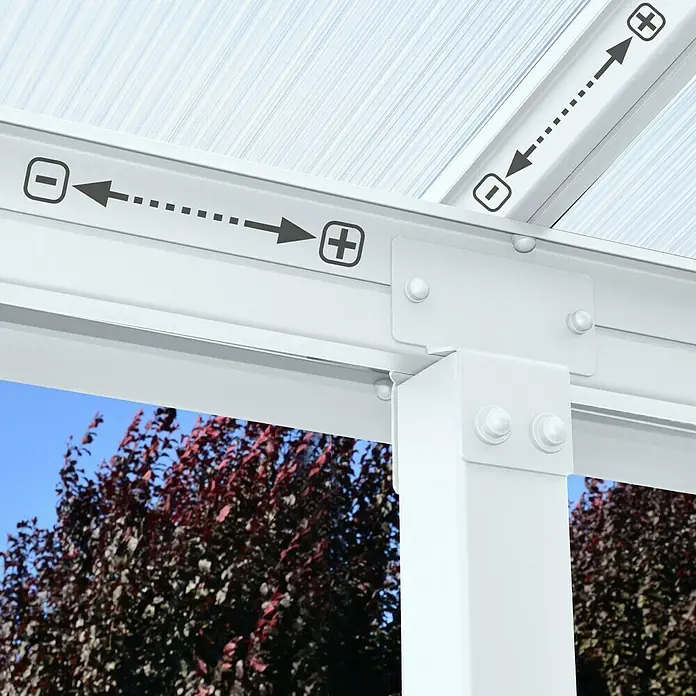 Palram – Canopia Terrassenüberdachung Olympia - B x T: 971 x 300 cm, Verkehrsweiß, Polycarbonat, Transparent - Nahaufnahme einer weißen Terrassenüberdachung, die ein minimalistisches Design und solide Konstruktion zeigt.