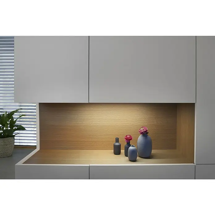 Ledvance Lámpara fluorescente LED Cabinet Corner - L x An x Al: 35 x 4,07 x 2,3 cm, Color de luz: Blanco cálido, 1 ud. - Interior elegante con armarios modernos y jarrones decorativos bajo una iluminación suave. Un ambiente elegante para tu hogar.