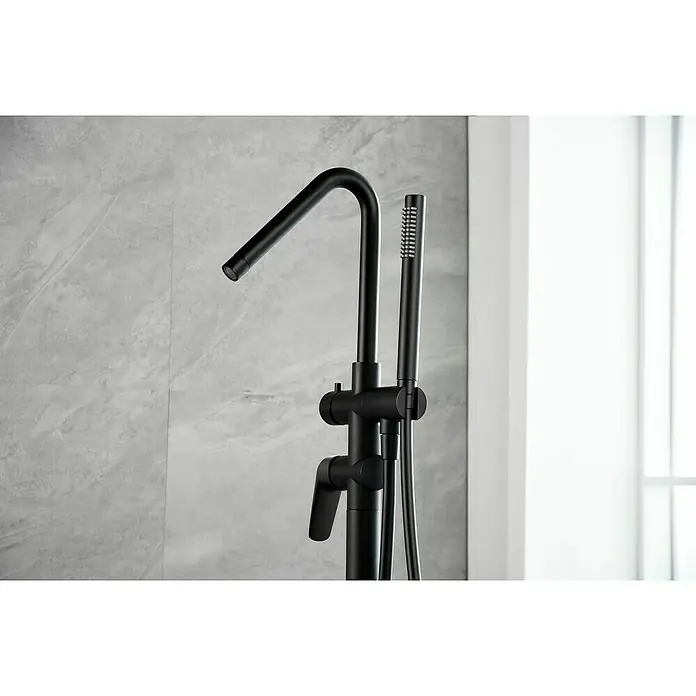 Imex Bélgica Grifo para bañera - Altura: 118 cm, Negro, Mate - Grifo de baño negro con ducha de mano frente a una pared gris, combinando diseño moderno y funcionalidad.