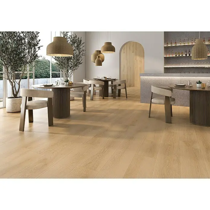 Pavimento porcelánico Muse - 22,5 x 119,5 cm, Beige, Mate, Rectificado - Interior de restaurante acogedor con suelos de madera, mesas y sillas elegantes, plantas decorativas e iluminación elegante. Perfecto para una cena relajada.