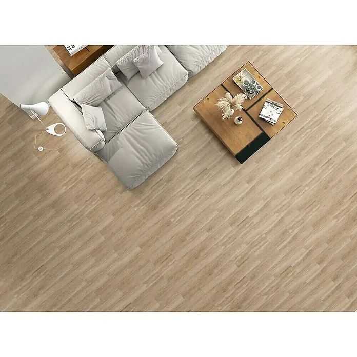 Pavimento cerámico Atelier - 19 x 57 cm, Beige, Mate - Una vista cenital de una sala de estar con un sofá modular y una mesa de centro, destacando su diseño moderno y ambiente acogedor.