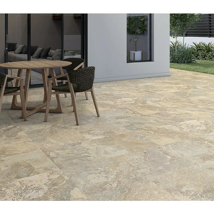 Pavimento porcelánico Roma - 60,5 x 60,5 cm, Beige, Mate - Esta imagen muestra una zona de patio pavimentada con baldosas de estilo terracota junto con una mesa y sillas.