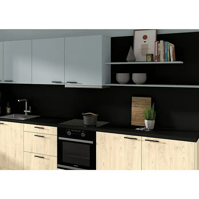 CUCINE Küchenrückwand Fixmaß - Schwarz/Onyx anthrazit, 410 x 64 cm, Stärke: 9,2 mm - Küchenansicht mit hellem Holzunterschrank, schwarzen Arbeitsplatten und hellblauen Hängeschränken. Eine moderne und stilvolle Kücheneinrichtung.