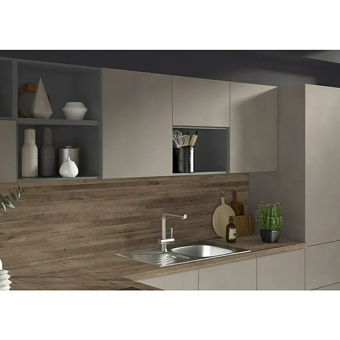 CUCINE Küchenrückwand Fixmaß - Venezia Cherry/Vintage Eiche, 410 x 64 cm, Stärke: 9,2 mm - Detailaufnahme einer modernen Küchenspüle mit Wasserhahn, eingebettet in eine stilvolle Arbeitsplatte mit Holzstruktur und neutralen Schränken.