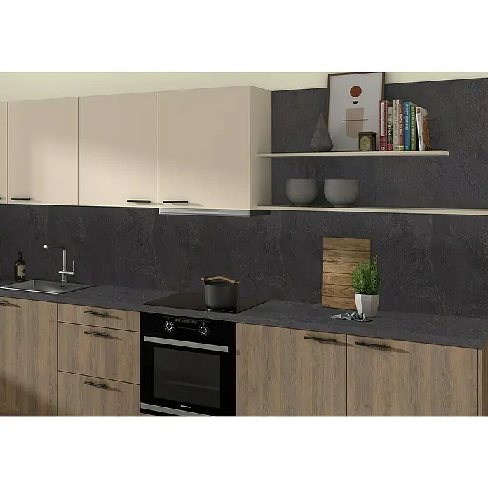 CUCINE Küchenrückwand Fixmaß - Jura Schiefer anthrazit/Marmor hellgrau, 410 x 64 cm, Stärke: 9,2 mm - Küchenszene mit modernem Ofen, Spüle und passenden Schränken, die Stauraum und Funktionalität in einem stilvollen Design vereinen.