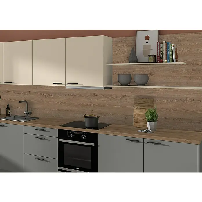 CUCINE Küchenrückwand Fixmaß - Nancy Nussbaum/Arosa Eiche, 410 x 64 cm, Stärke: 9,2 mm - Küchenansicht mit grauen Unterschränken, beigen Hängeschränken und Holzarbeitsplatte. Der Herd und Ofen sind in die Arbeitsplatte integriert.