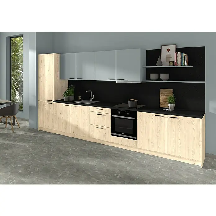 CUCINE Küchenrückwand Fixmaß - Schwarz/Onyx anthrazit, 410 x 64 cm, Stärke: 9,2 mm - Eine moderne Küche mit hellen Holzfronten, grauen Hängeschränken und einer dunklen Arbeitsplatte. Das Design ist stilvoll und funktional.