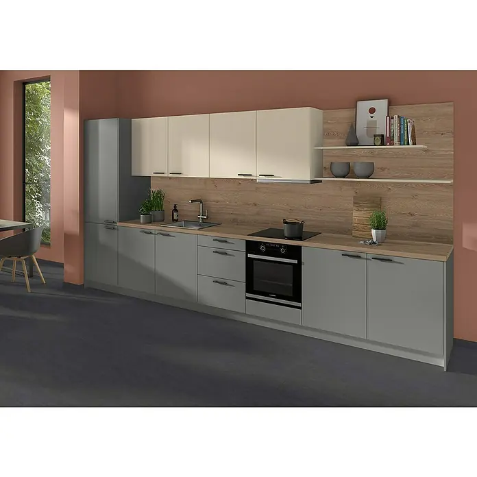 CUCINE Küchenrückwand Fixmaß - Nancy Nussbaum/Arosa Eiche, 410 x 64 cm, Stärke: 9,2 mm - Moderne Küche mit grauen Unterschränken, hellen Oberschränken und Holzakzenten an der Wand. Einbauherd und Spüle sind integriert.