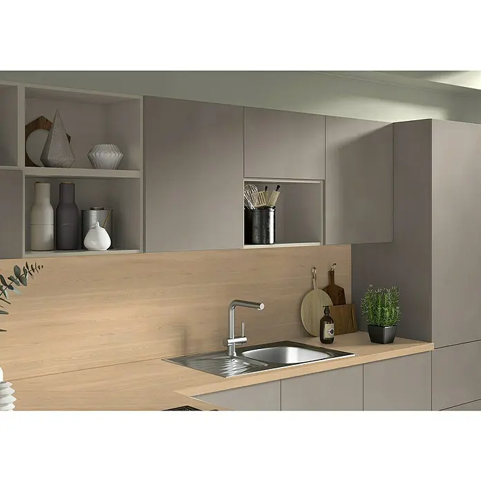 CUCINE Küchenrückwand Fixmaß - Venezia Cherry/Vintage Eiche, 410 x 64 cm, Stärke: 9,2 mm - Küchenspüle mit Armatur und grauen Schränken. Dekorative Elemente und Holzoberfläche.