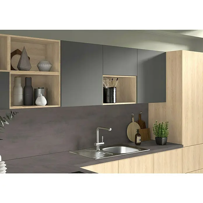 CUCINE Küchenrückwand Fixmaß - Schwarz/Onyx anthrazit, 410 x 64 cm, Stärke: 9,2 mm - Küchenspüle aus Edelstahl mit modernem Wasserhahn in einer stilvollen grauen Arbeitsplatte mit Holzschränken.