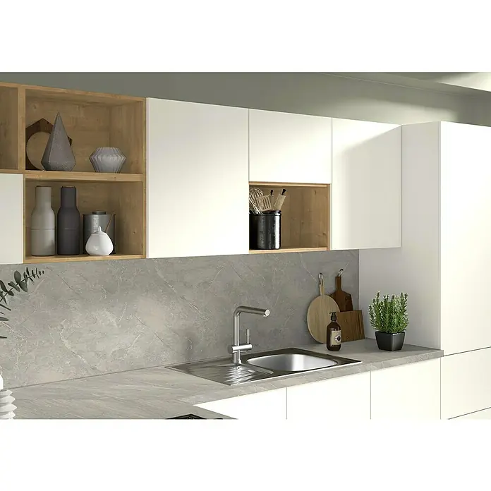 CUCINE Küchenrückwand Fixmaß - Jura Schiefer anthrazit/Marmor hellgrau, 410 x 64 cm, Stärke: 9,2 mm - Eine moderne Küche mit weißen Schränken und einer grauen Arbeitsplatte, akzentuiert durch offene Regale mit dekorativen Elementen.