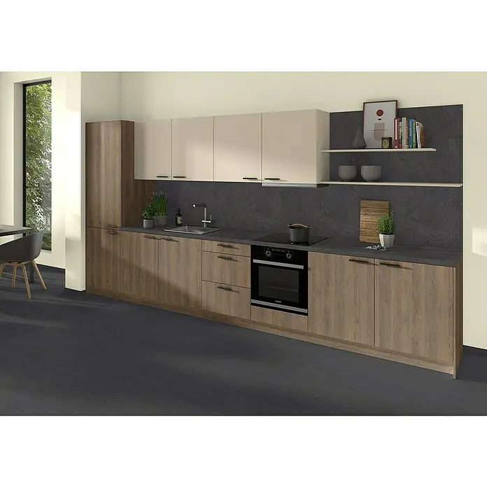 CUCINE Küchenrückwand Fixmaß - Jura Schiefer anthrazit/Marmor hellgrau, 410 x 64 cm, Stärke: 9,2 mm - Die Küchenzeile präsentiert sich mit hellem Holz und beigen Hängeschränken. Die dunkle Arbeitsplatte und Rückwand bilden einen modernen Kontrast.
