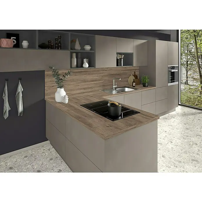 CUCINE Küchenrückwand Fixmaß - Venezia Cherry/Vintage Eiche, 410 x 64 cm, Stärke: 9,2 mm - Elegante Küche mit Kochinsel, Arbeitsfläche in Holzoptik, integriertem Kochfeld und stilvollen Küchenutensilien. Modernes Design für höchsten Komfort.