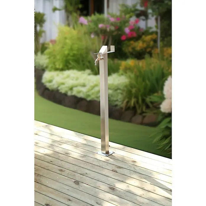 GardWell Wasserzapfstelle - Silber, Höhe: 93 cm, Edelstahl - Nahaufnahme einer modernen Edelstahl-Gartendusche mit Messing-Wasserhahn auf einer Holzterrasse.