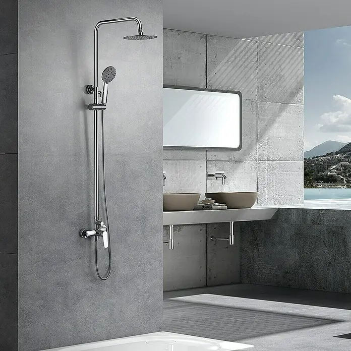 Camargue Tevere Sistema de ducha - Grifo monomando, Cromo - Columna de ducha cromada con rociador de cabeza y mano contra una pared gris para un diseño de baño moderno.