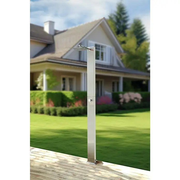GardWell Pooldusche Motion - Höhe: 210 cm, Edelstahl, Silber - Eine moderne, freistehende Außendusche aus Edelstahl steht auf einer Holzterrasse, ideal für den Garten oder Poolbereich.