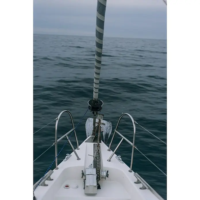 Marinetech Ringschraube - Durchmesser: 6 mm, Länge: 80 mm, M 6, Edelstahl, A4 - Blick vom Bug eines Segelbootes auf das Meer. An Deck sind Reling, Anker und Rollfockanlage sichtbar.