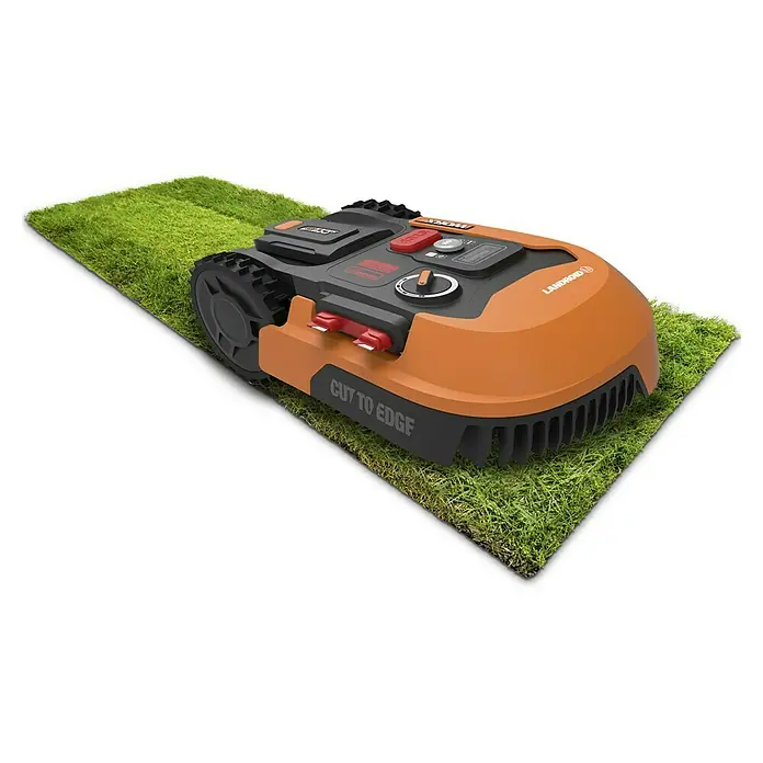 Worx PowerShare 20V Robot cortacésped Landroid M500 Plus - 500 m², Ancho de corte: 18 cm, Navegación por inducción, Cable de antena - El robot cortacésped Landroid sobre una porción de césped, con tecnología "Cut to Edge" para un mantenimiento preciso del césped hasta el borde.