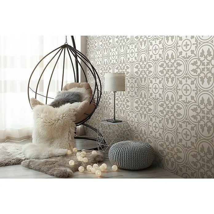 Feinsteinzeugfliese Barcelona Sand - 24,8 x 24,8 cm, Beige/Weiß, Matt - Gemütliche Leseecke mit einem Hängekorbsessel, einem Beistelltisch mit Lampe und einem Pouf auf einem weichen Teppich.