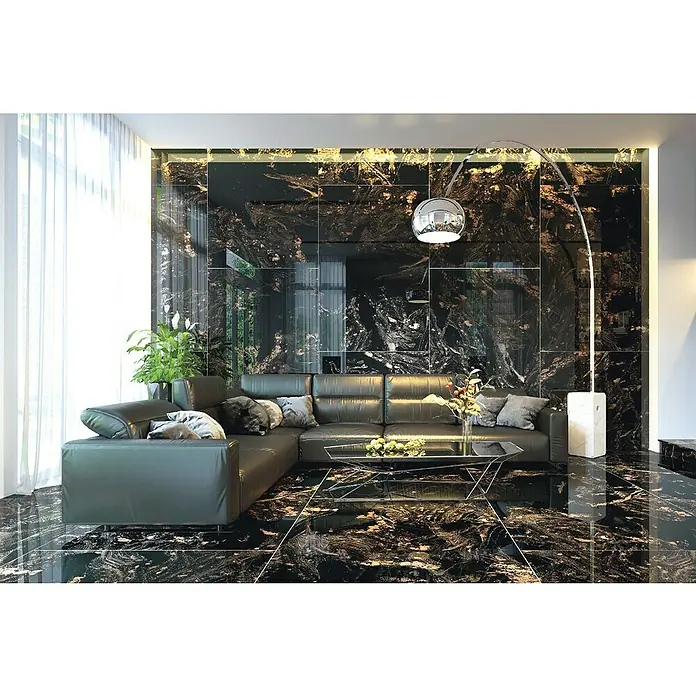 Opiart Feinsteinzeugfliese Oro - 59,7 x 119,5 cm, Schwarz/Gold, Glänzend - Elegantes Wohnzimmer mit schwarzem Ledersofa, Couchtisch und einer auffälligen Marmorwand im Hintergrund. Moderne Inneneinrichtung.
