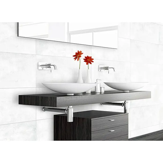 Wandfliese Casa - 29,7 x 59,7 cm, Weiß, Matt - Ein modernes Badezimmer mit zwei Waschbecken auf einer dunklen Holzplatte und einem großen Spiegel.