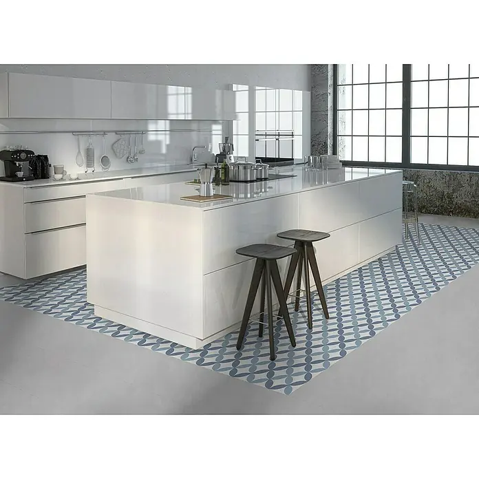 Feinsteinzeugfliese Barcelona Arch - 24,8 x 24,8 cm, Weiß/Blau, Matt - Moderne Küche mit strahlend weißer Kücheninsel, stilvollen Barhockern und einem auffälligen, geometrischen Bodenmuster, das dem Raum Charakter verleiht.