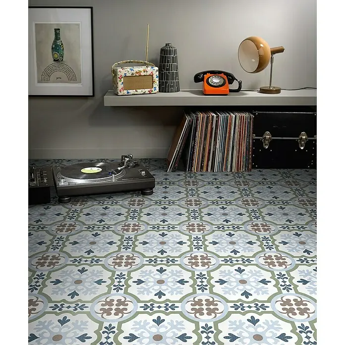 Feinsteinzeugfliese Cordoba Posada - 24,8 x 24,8 cm, Bunt, Matt - Schallplattenspieler und Schallplatten auf gemustertem Vinylboden. Der Vinylboden ist ein echter Hingucker und verleiht dem Raum einen Retro-Look.