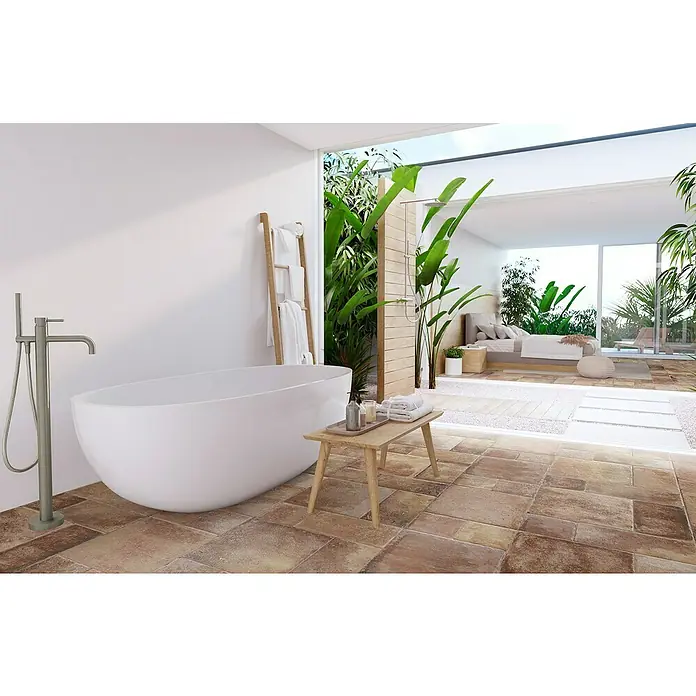 Feinsteinzeugfliese Caeser - 50 x 50 cm, Cotto, Matt - Elegantes Badezimmer mit freistehender Badewanne, Armatur und Holzbank. Das Design verbindet moderne Elemente mit natürlicher Ästhetik und Pflanzen.