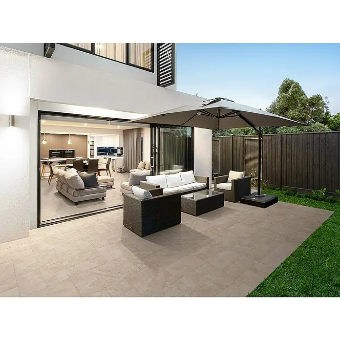 Feinsteinzeugfliese Caeser - 50 x 50 cm, Beige, Matt - Elegante Terrassengestaltung mit stilvollen Gartenmöbeln und Sonnenschirm, die zum Verweilen im Freien einlädt. Hochwertige Materialien und modernes Design.