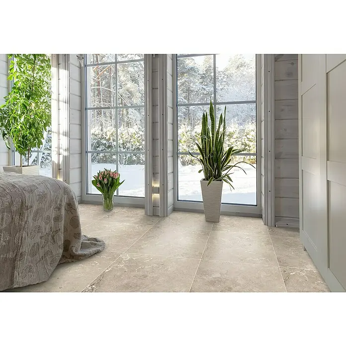 Feinsteinzeugfliese Tivoli Stone - 59,7 x 59,7 cm, Stärke: 7 mm, Shell, Matt - Elegantes Interieur mit beigem Fliesenboden, der durch große Fenster und Zimmerpflanzen eine helle und freundliche Atmosphäre erhält.